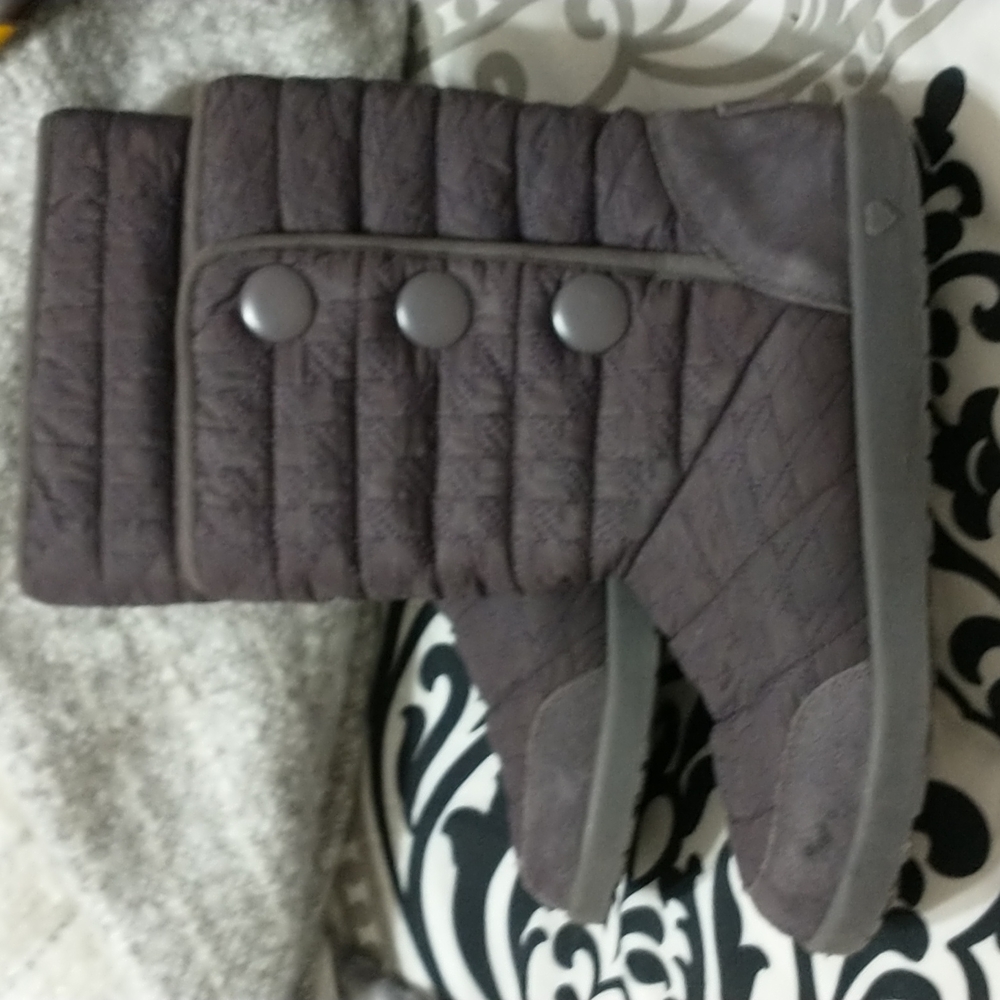 Ugg boots adult size 5 Gray